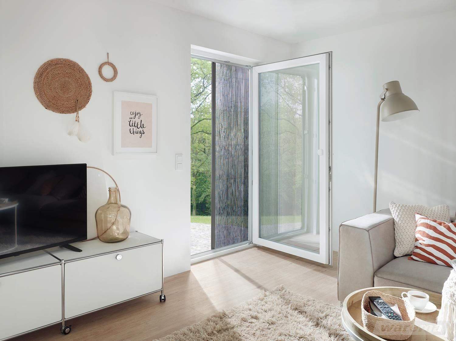 Insektenschutz Plissees bei LS Sonnenschutz in Groß-Umstadt kaufen. Wir beraten Sie gerne zu verschiedenen Ausführungen und Modellen im Raum Darmstadt, Dieburg, Frankfurt, Aschaffenburg, Odenwald und im Rhein-Main-Gebiet. Warema Insektenschutz Plissee für Balkontür. Die Plisseetür ist halbzurückgeschoben. Blick von Wohnzimmer auf Terrasse