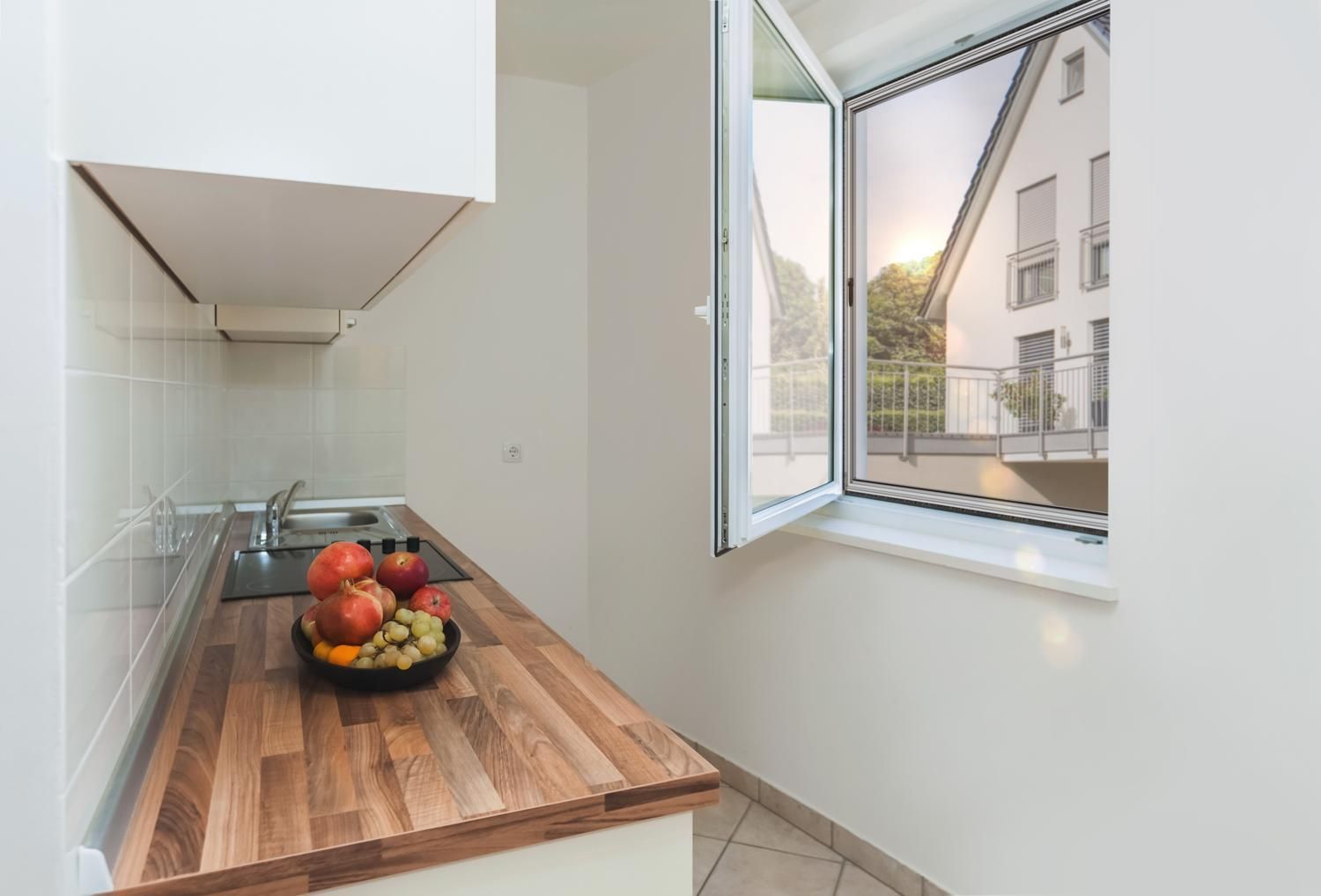 Insektenschutz Spannrahmen und Festrahmen bei LS Sonnenschutz in Groß-Umstadt kaufen. Wir beraten Sie gerne zu verschiedenen Ausführungen und Modellen im Raum Darmstadt, Dieburg, Frankfurt, Aschaffenburg, Odenwald und im Rhein-Main-Gebiet. Warema Insektenschutz Spannrahmen festinstalliert im Küchenfenster bei geöffnetem Fenster