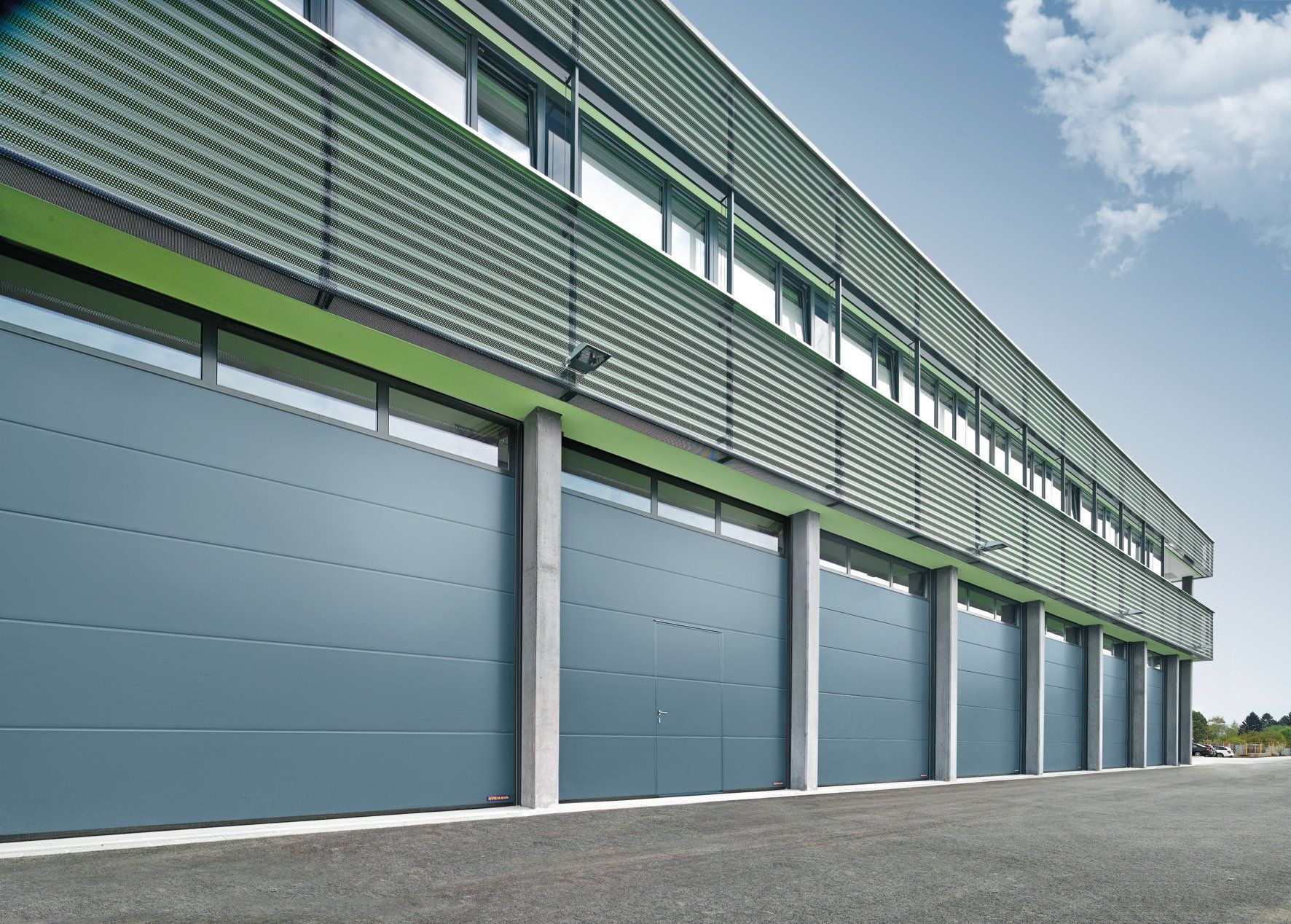 Hallo mit Front aus grauen Industrie Rolltoren