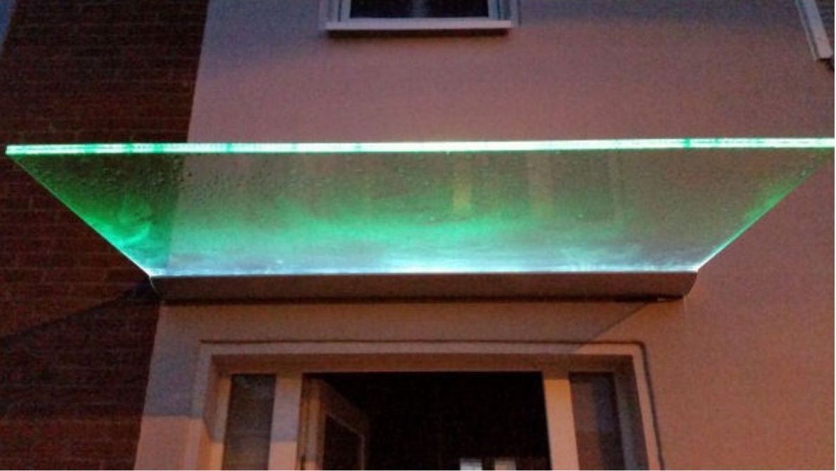 Beleuchtung mit LED-Lichtband als optionales Ausstattungsmerkmal für Ihr Panther Glas Vordach bei LS Sonnenschutz in Groß-Umstadt kaufen. Wir beraten Sie gerne zu verschiedenen Ausführungen und Modellen im Raum Darmstadt, Dieburg, Frankfurt und Rhein-Main Gebiet, Aschaffenburg, Odenwald. Detailansicht: beleuchtetes Glasdach mit LED-Lichtband. LS Sonnenschutz Produktseite Vordächer, optionale Ausstattungsmerkmale.