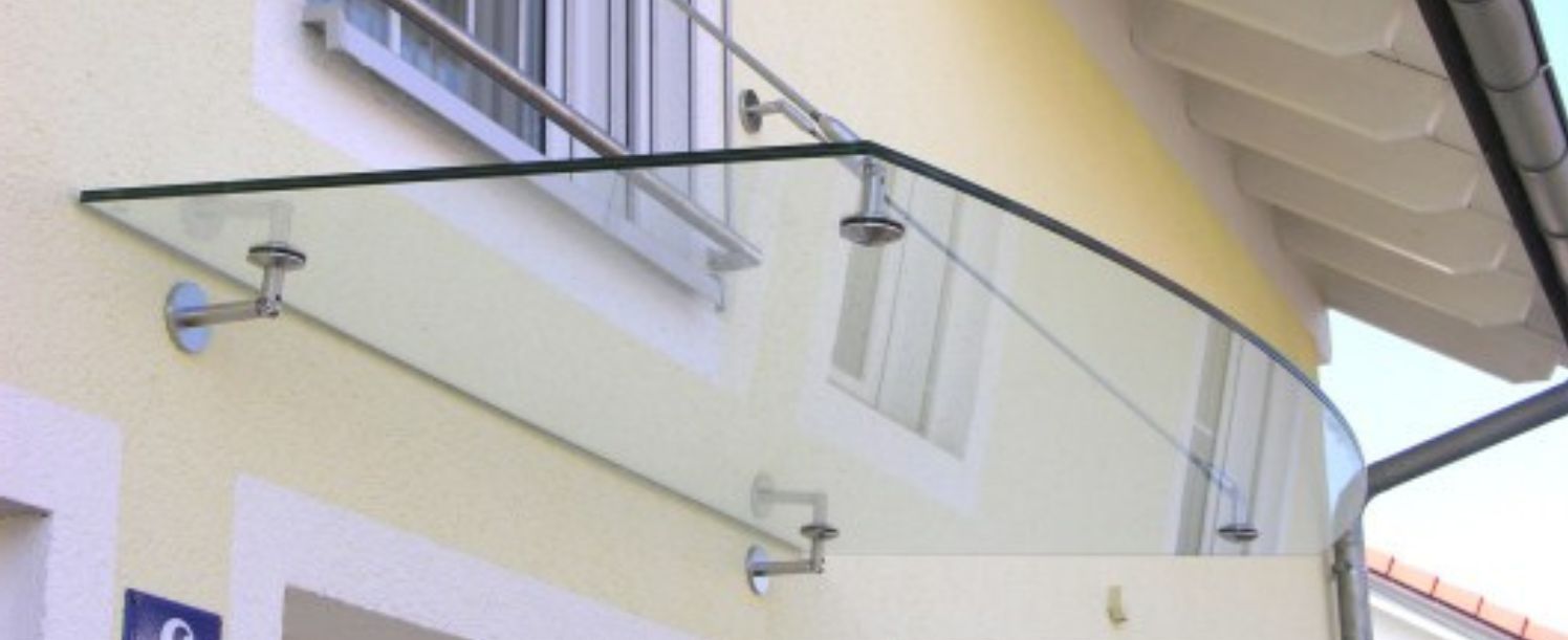 Detailansicht: abgerundetes Glasvordach als Sonderform für Glasvordächer. LS Sonnenschutz Produktseite Vordächer, optionale Ausstattungsmerkmale. 