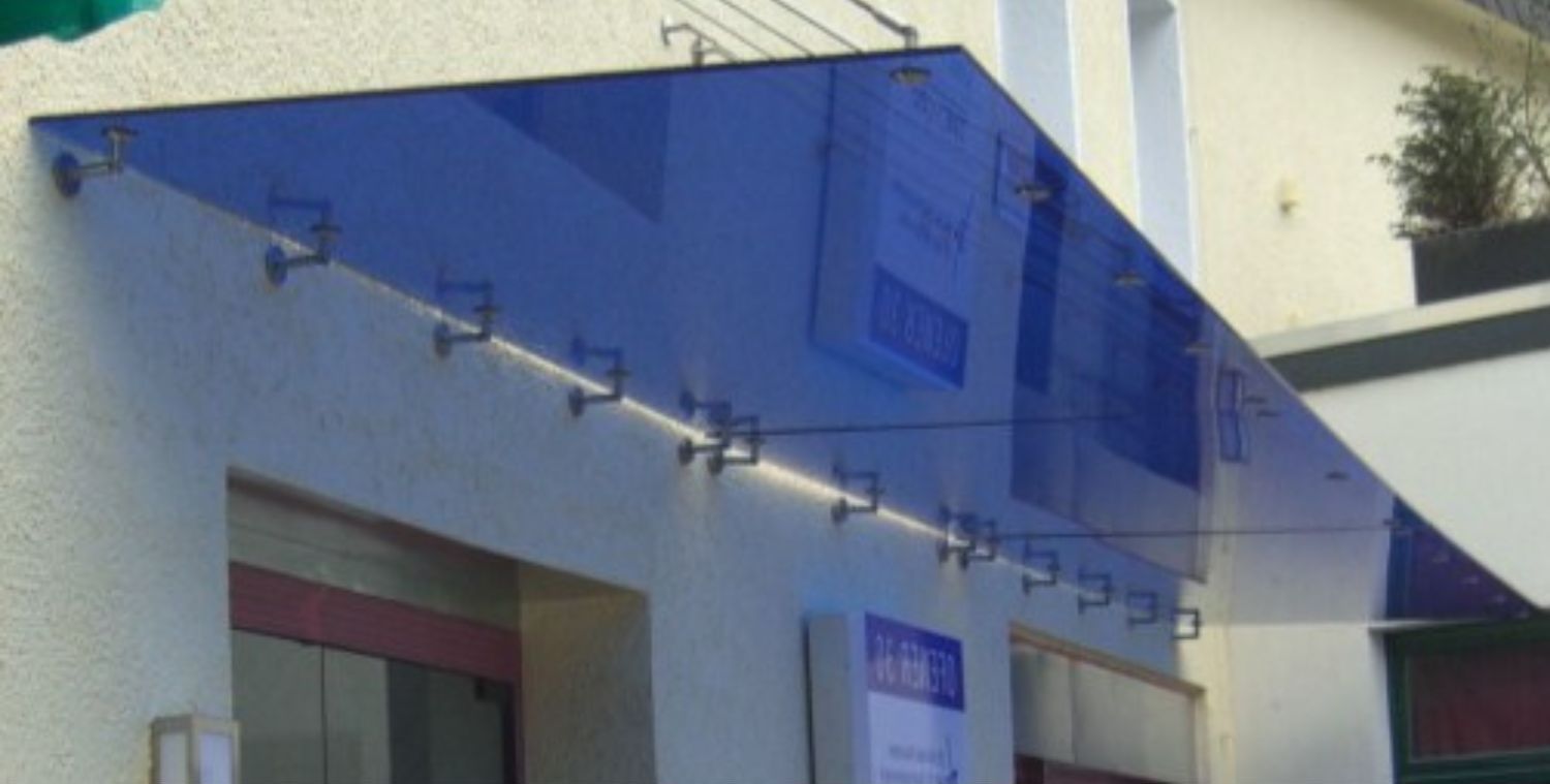 Farbiges Glas als optionales Ausstattungsmerkmal für Ihr Panther Glas Vordach bei LS Sonnenschutz in Groß-Umstadt kaufen. Wir beraten Sie gerne zu verschiedenen Ausführungen und Modellen im Raum Darmstadt, Dieburg, Frankfurt und Rhein-Main Gebiet, Aschaffenburg, Odenwald. Vordach mit blau gefärbtem Glas zur individuellen Gestaltung. LS Sonnenschutz Produktseite Vordächer, optionale Ausstattungsmerkmale.