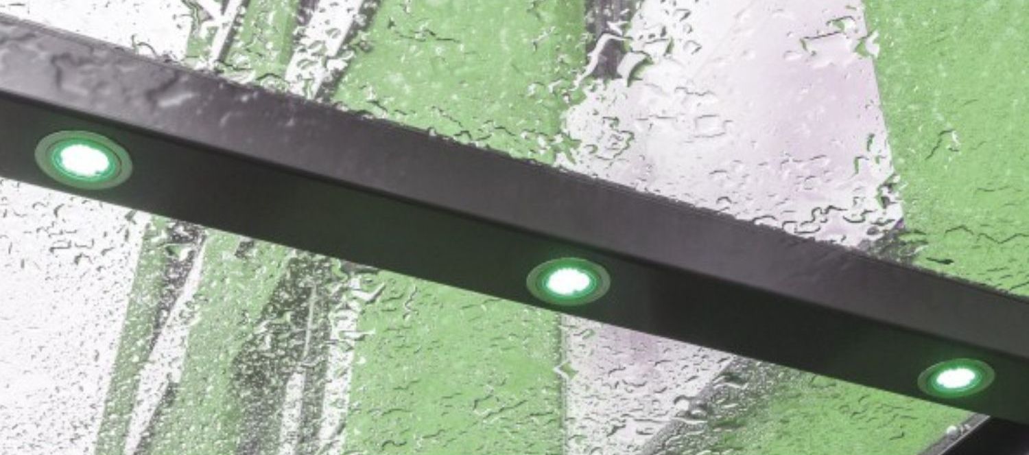 Detailansicht: LED-Lichterleiste mit drei LED-Spots als Beleuchtung für Panther Glas Vordachsysteme. LS Sonnenschutz Produktseite Vordächer, optionale Ausstattungsmerkmale. 