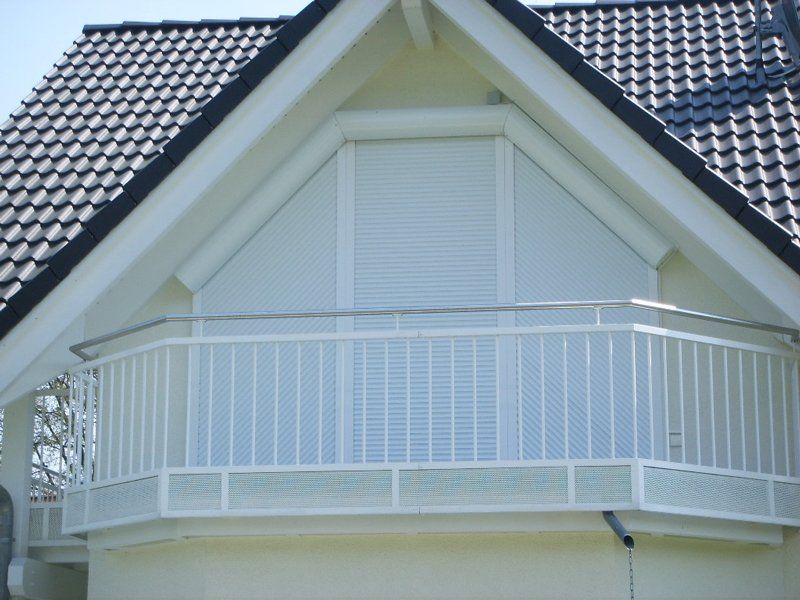 Geschlossene Vorbaurollläden in weiß, schräg, Ansicht von vorne