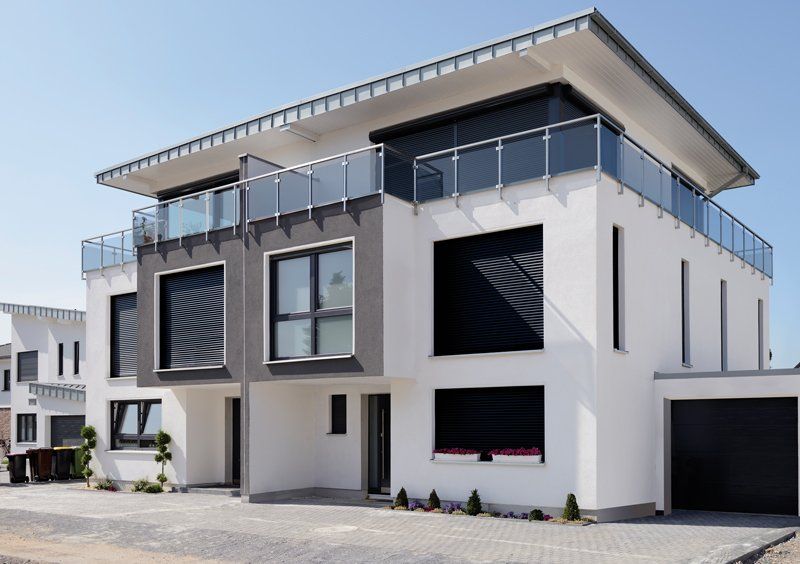 Neubaurollladen in anthrazit in modernem Neubau montiert