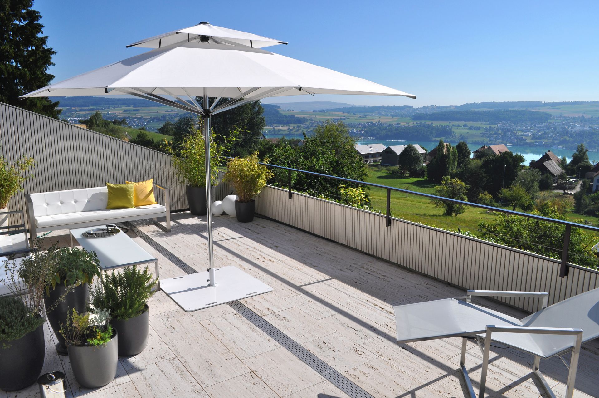 Sonnenschirm Supremo von Caravita für die Gastronomie, Balkon, Terrasse oder Garten bei LS Sonnenschutz in Groß-Umstadt kaufen. Wir beraten Sie gerne zu verschiedenen Modellen und Farben im Raum Darmstadt, Dieburg, Frankfurt, Aschaffenburg, Odenwald. Caravita Sonnenschirme Supremo mit heller Tuchbespannung auf einer Terrasse. LS Sonnenschutz Produktseite Sonnenschirme.