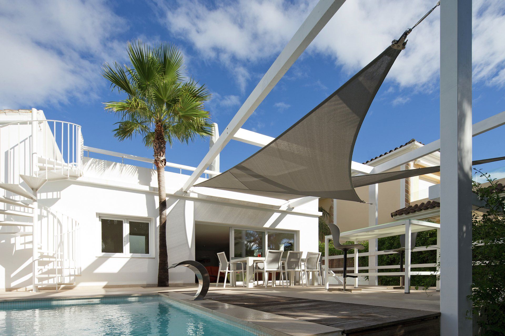 Caravita Sonnensegel für Balkon oder Terrasse bei LS Sonnenschutz in Groß-Umstadt kaufen. Leichter Sonnenschutz und stylisches Designelement mit Urlaubsatmosphäre. Wir beraten Sie gerne zu verschiedenen Modellen und Farben im Raum Darmstadt, Dieburg, Frankfurt, Aschaffenburg, Odenwald. Zwei sich überlappende graue Caravita Sonnensegel über Terrasse in Konstruktion eingespannt bei Sonnenschein