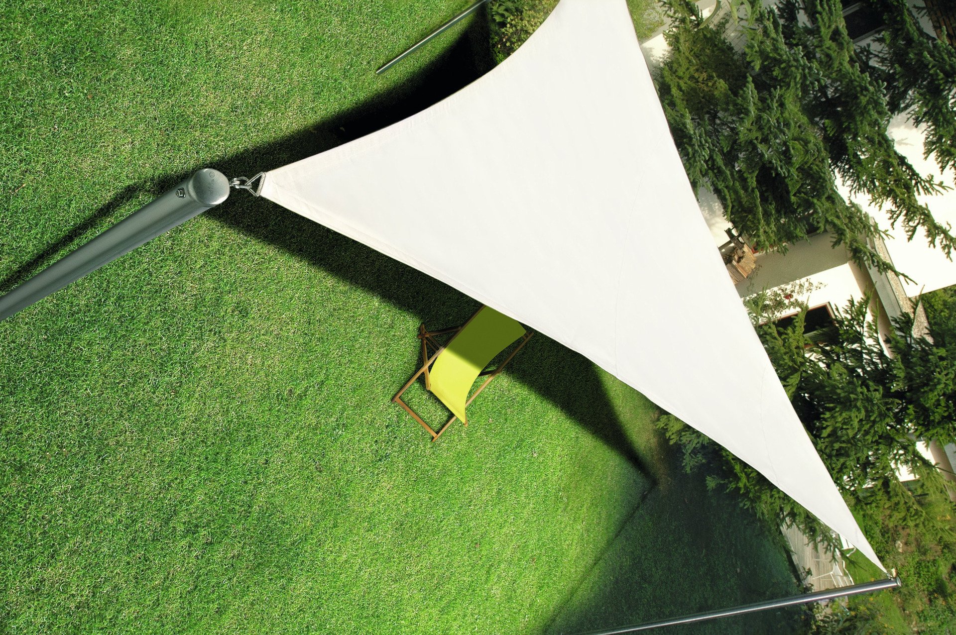 Caravita Sonnensegel für Balkon oder Terrasse bei LS Sonnenschutz in Groß-Umstadt kaufen. Sonnensegel All Season perfekt als ganzjaehriger Sonnenschutz fuer große Flaechen. Ideal fuer Kindergarten und Spielplatz. Wir beraten Sie gerne zu verschiedenen Modellen und Farben im Raum Darmstadt, Dieburg, Frankfurt, Aschaffenburg, Odenwald. Helles dreieckiges Caravita Sonnensegel freistehend im Garten ueber Sonnenliege gespannt. LS Sonnenschutz Produktseite Sonnensegel.