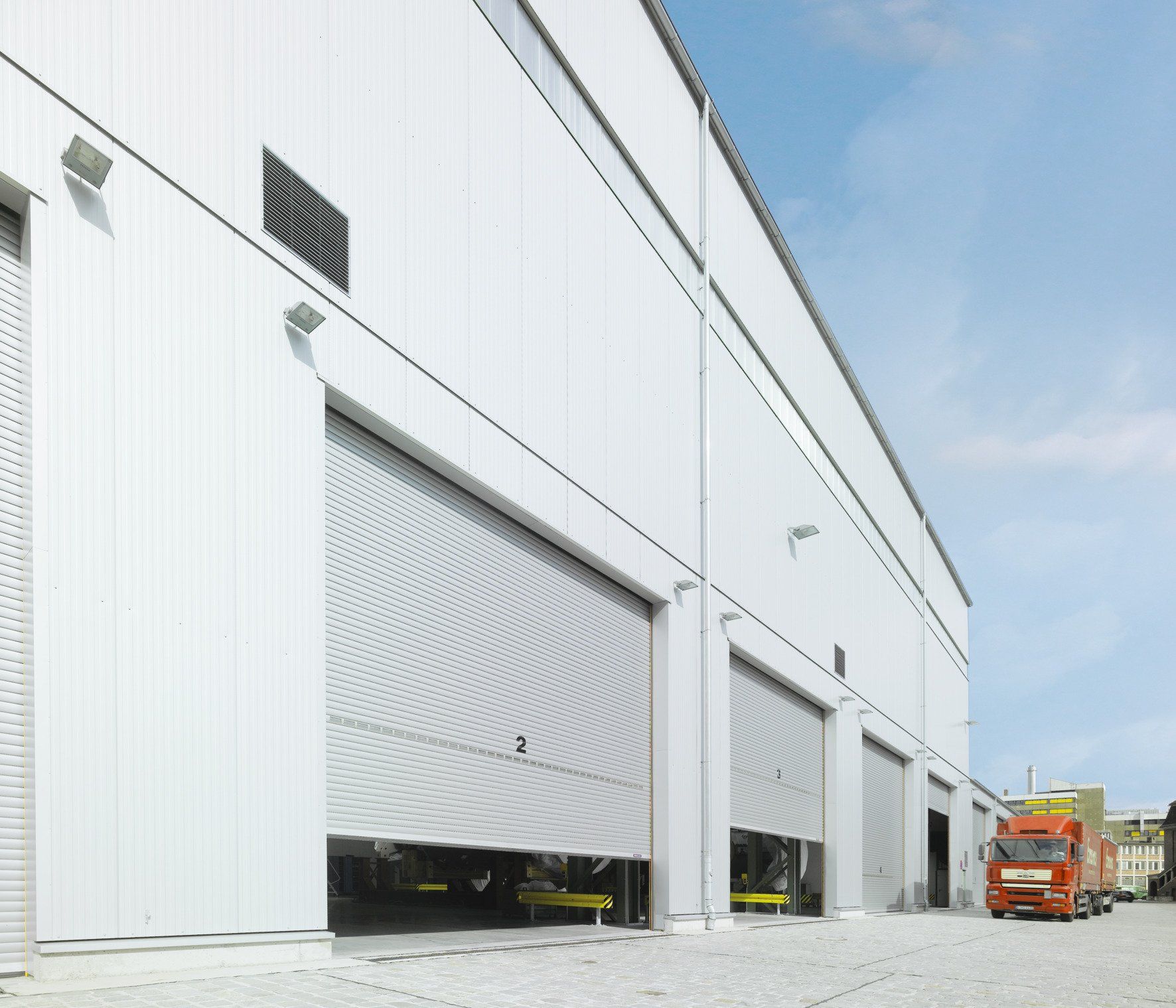 große, weiße Industrie Rolltore