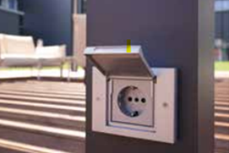 Lamellendächer Lamaxa von Warema für Ihre Terrasse oder Ihren Garten bei LS Sonnenschutz in Groß-Umstadt kaufen. Wir beraten Sie gerne zu verschiedenen Ausführungen und Modellen der Lamellendächer Lamaxa von Warema im Raum Darmstadt, Dieburg, Frankfurt und Rhein-Main Gebiet, Aschaffenburg, Odenwald. Detailansicht Pfosten mit Außensteckdose für Warema Lamaxa Lamellendächer