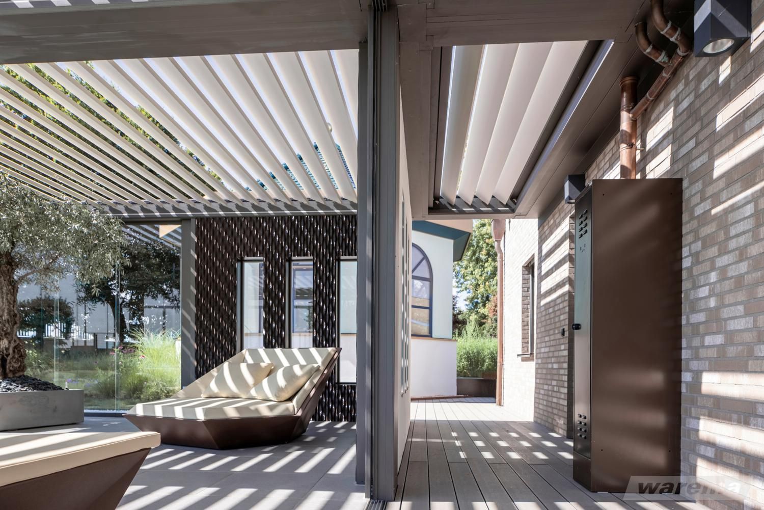 Lamellendächer Lamaxa von Warema für Ihre Terrasse oder Ihren Garten bei LS Sonnenschutz in Groß-Umstadt kaufen. Wir beraten Sie gerne zu verschiedenen Ausführungen und Modellen der Lamellendächer Lamaxa von Warema im Raum Darmstadt, Dieburg, Frankfurt und Rhein-Main Gebiet, Aschaffenburg, Odenwald. Gestaltungsbeispiel für zusätzliche Pfosten für Warema Lamaxa Lamellendächer