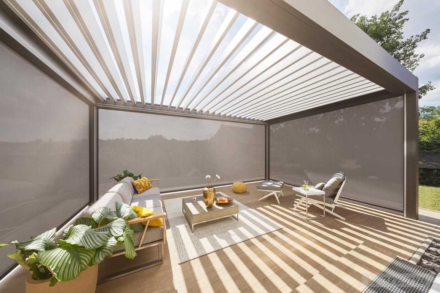 Lamellendächer Lamaxa von Warema für Ihre Terrasse oder Ihren Garten bei LS Sonnenschutz in Groß-Umstadt kaufen. Wir beraten Sie gerne zu verschiedenen Ausführungen und Modellen der Lamellendächer Lamaxa von Warema im Raum Darmstadt, Dieburg, Frankfurt und Rhein-Main Gebiet, Aschaffenburg, Odenwald. Warema Lamellendach Lamaxa in anthrazit freistehend mit drei integrierten Markisen in grau bei Sonnenschein