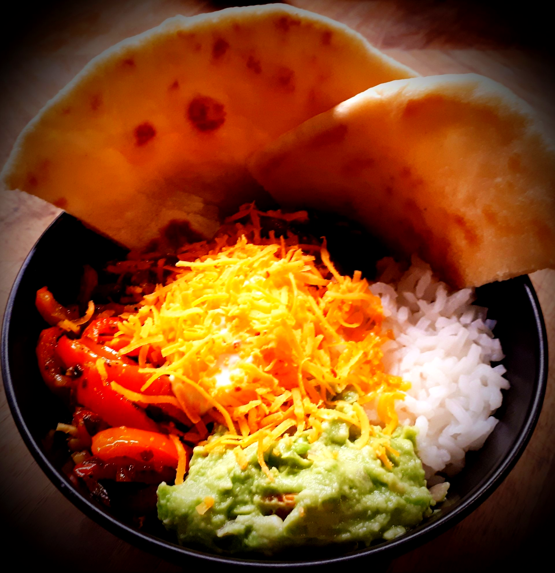 Mexican bowl, chili végétarien, torillas de blé, poivrons sautés à la mexicaine, guacamole