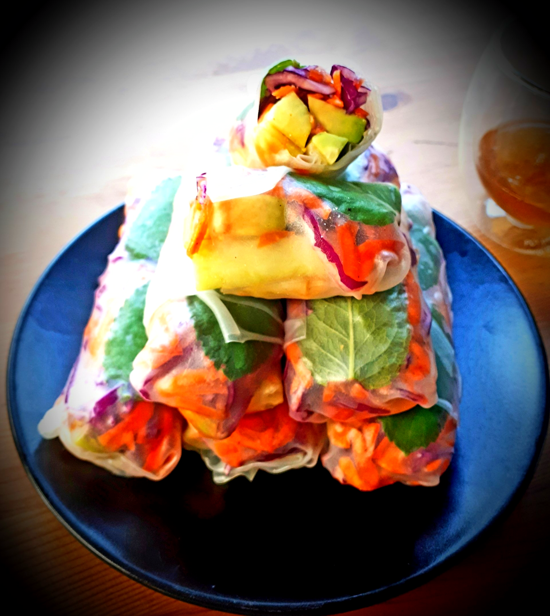 Rouleaux de printemps, rouleaux, crudités, avocat, chou rouge, carotte, concombre