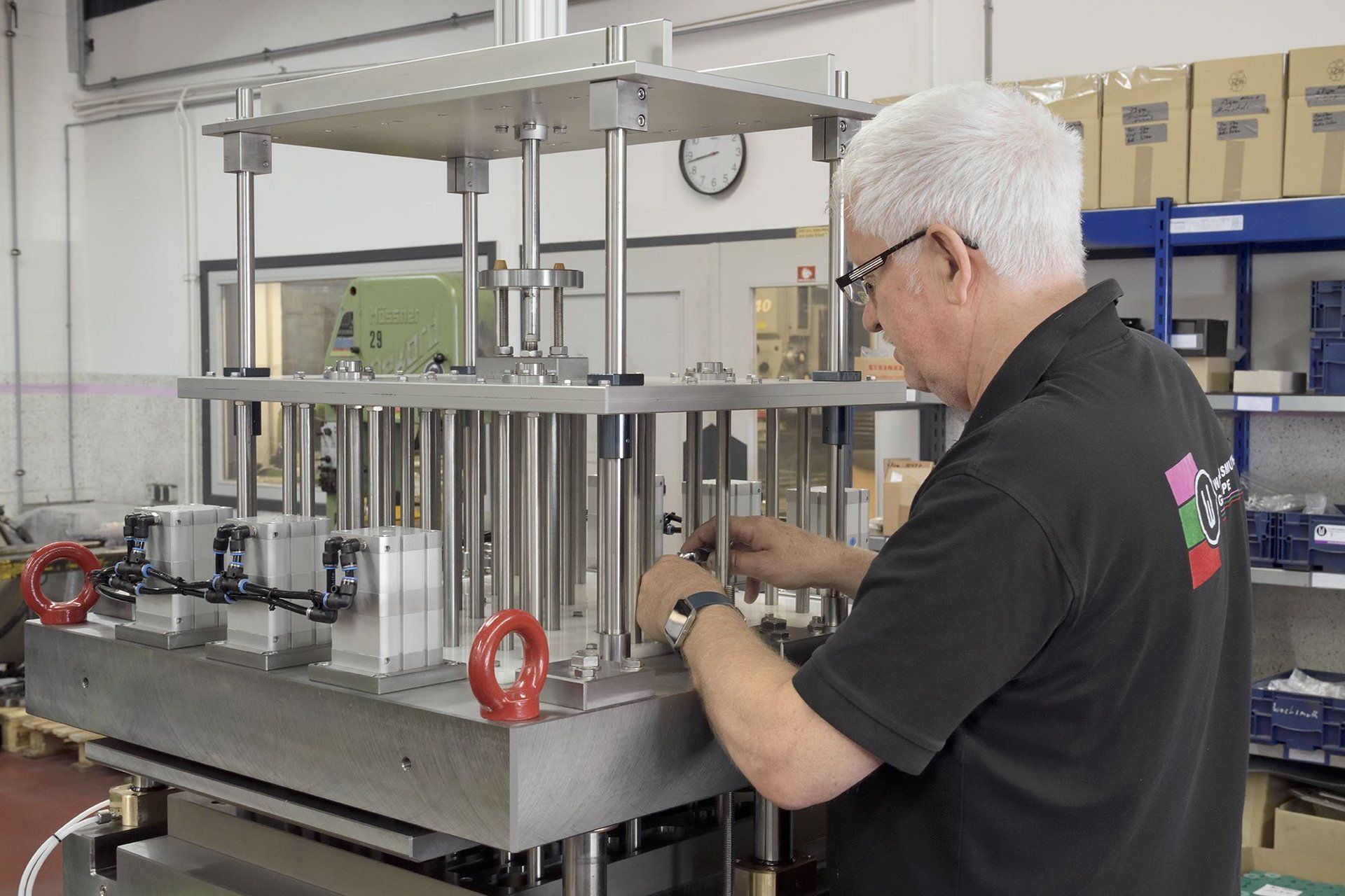 Mitarbeiter, der ein Stanzwerkzeug begutachtet