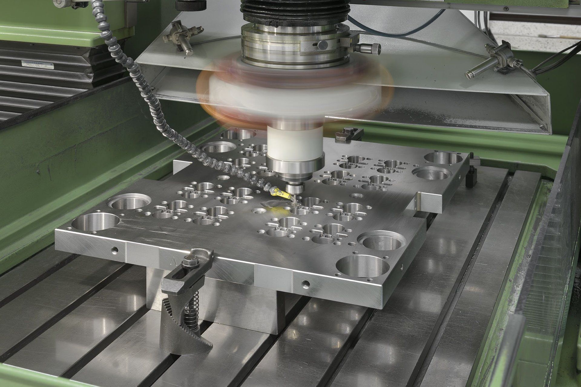 CNC Maschine, die eine Platte aus Edelstahl fräst und bohrt