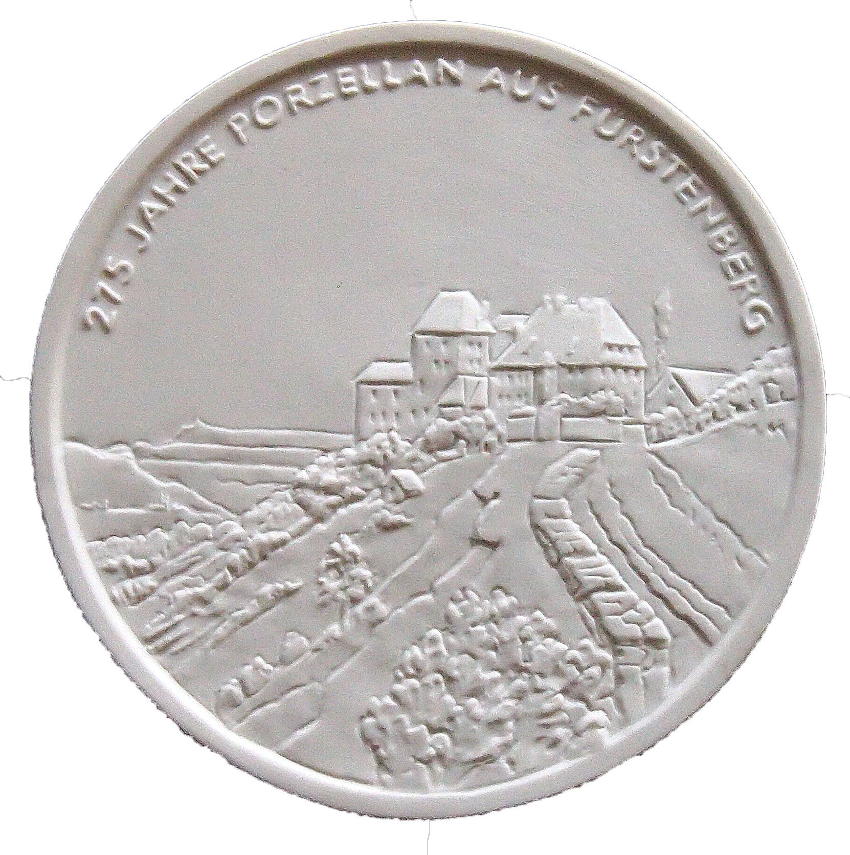 2022 - 33. Treffen in Fürstenberg - Hersteller: Porzellanmanufaktur Fürstenberg - Motiv: Schloss Fürstenberg - Entwurf: Olaf Stoy - Material: Biskuitporzellan - Durchmesser: 110 mm - Auflage: 30 Stck