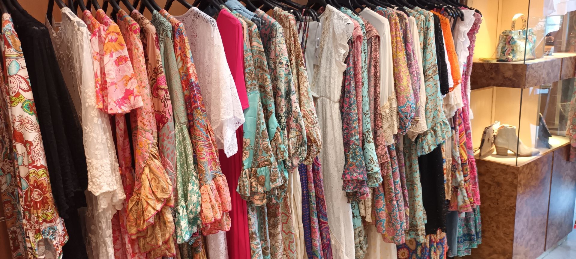 Magasin prêt à porter femme Papillon Mode Cagnes sur mer. Livraison partout en France et Europe