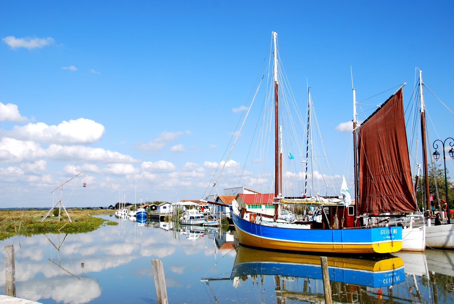 Port ostréicole, vieux gréments, phare médiéval