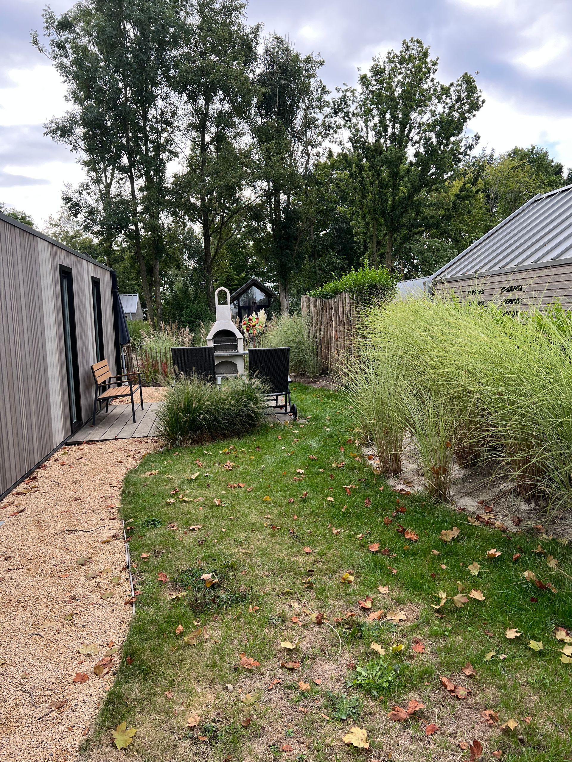 Außenkamin und Gartenbereich