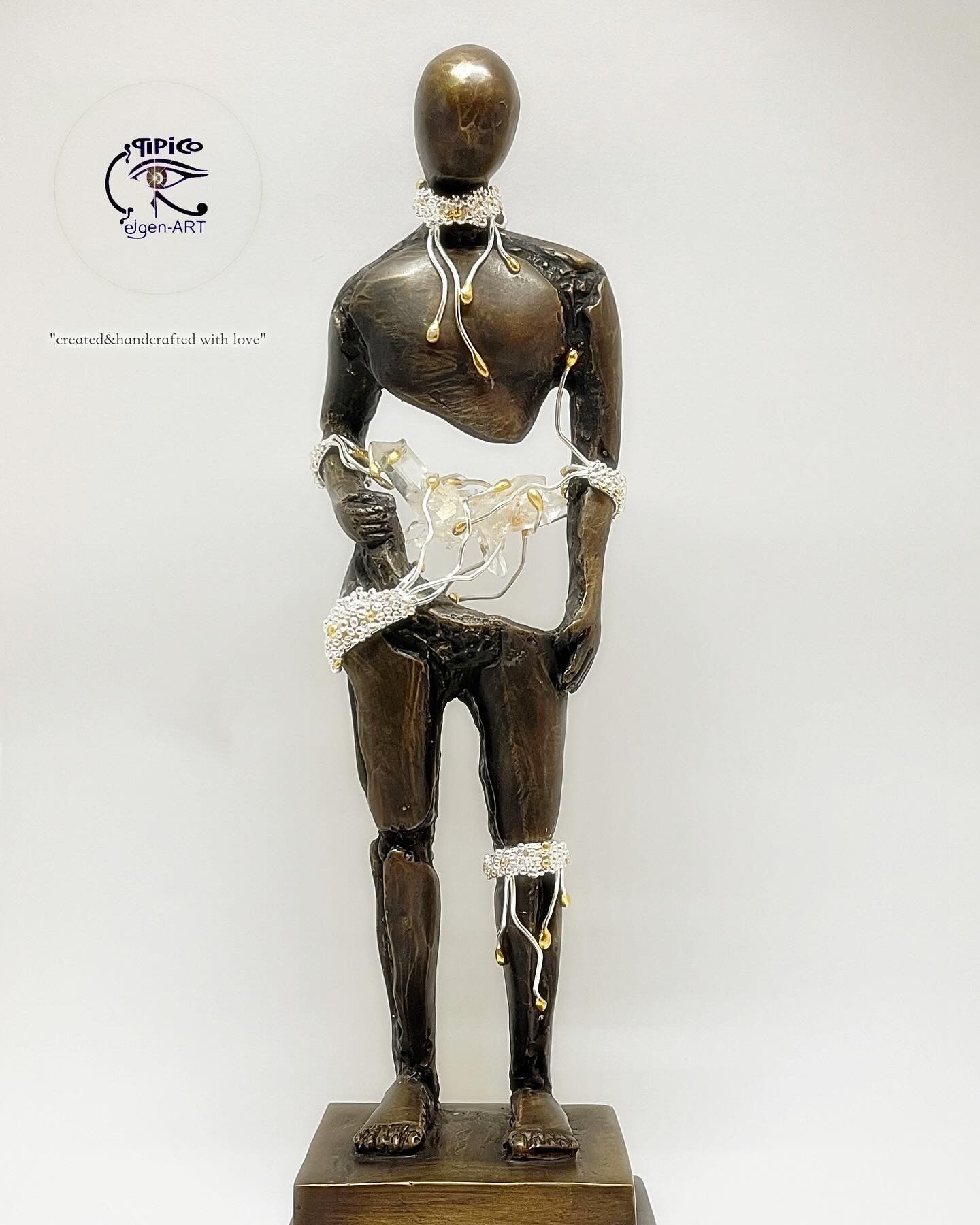 Design-Schmuck aus 925 Silber auf Skulptur präsentiert