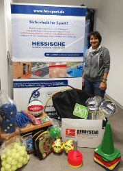 Unsere Geschäftsführerin mit Spenden für die Schulen und Sporteinrichtungen im Ahrtal