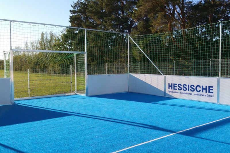 Ein blauer Soccercourt auf unserem Firmengelände
