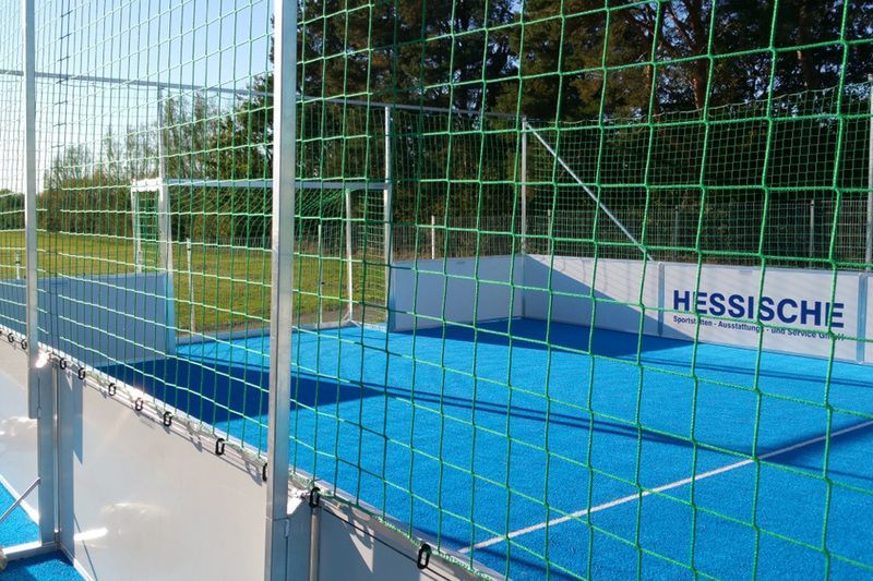 Ein blauer Soccercourt auf unserem Firmengelände