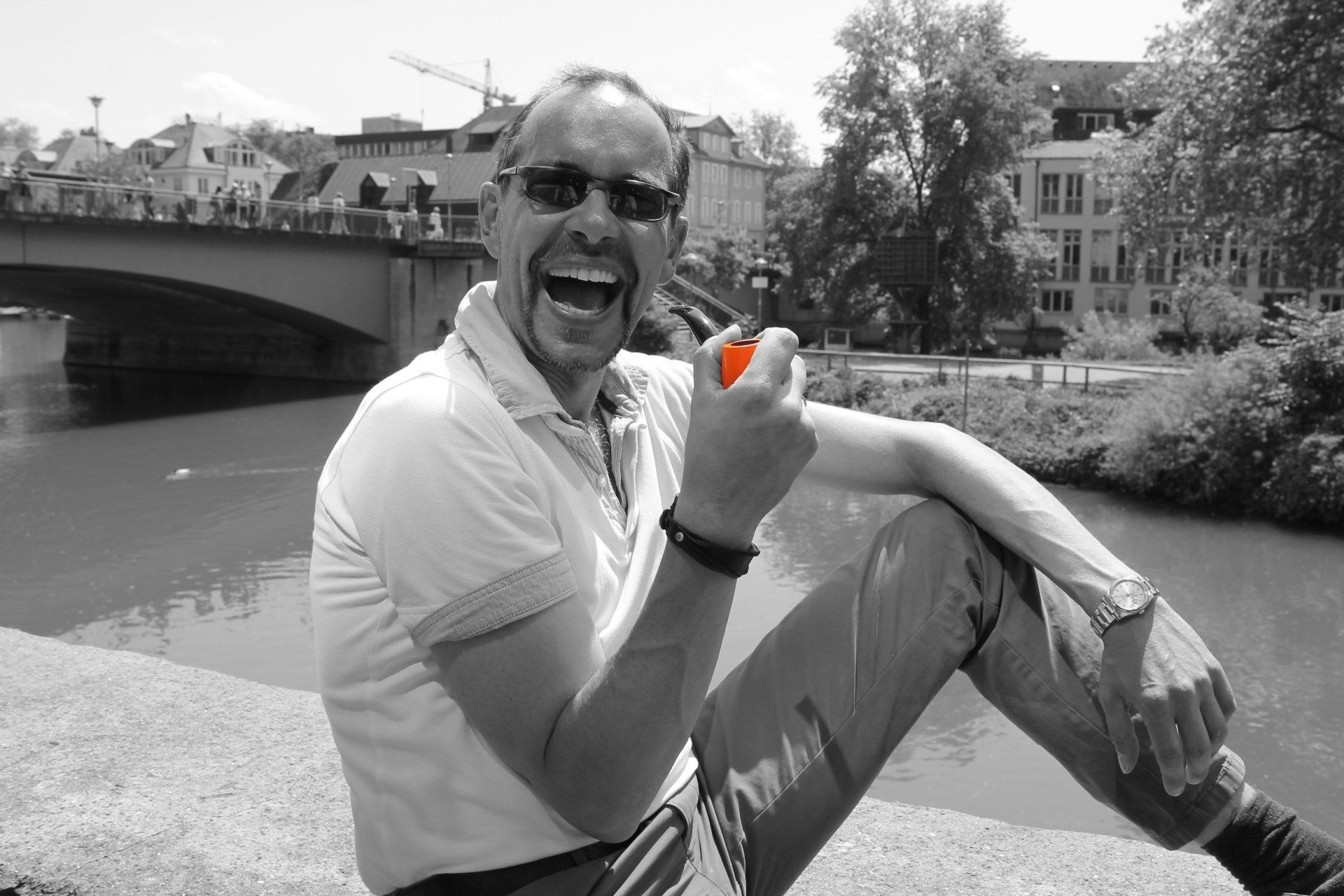 Moderner Mann mit Tabakpfeife