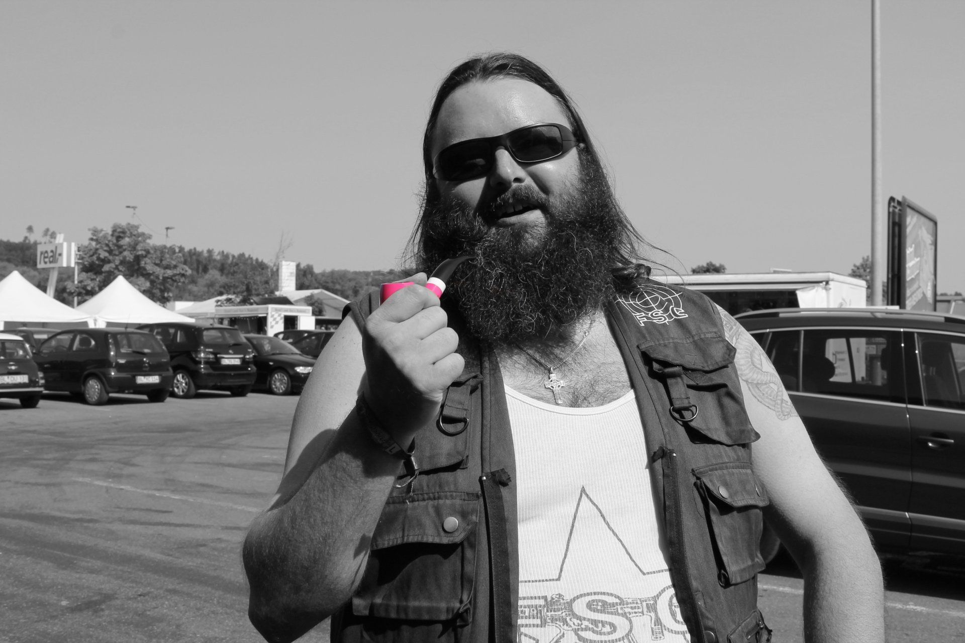 Rocker mit pinker Pfeife