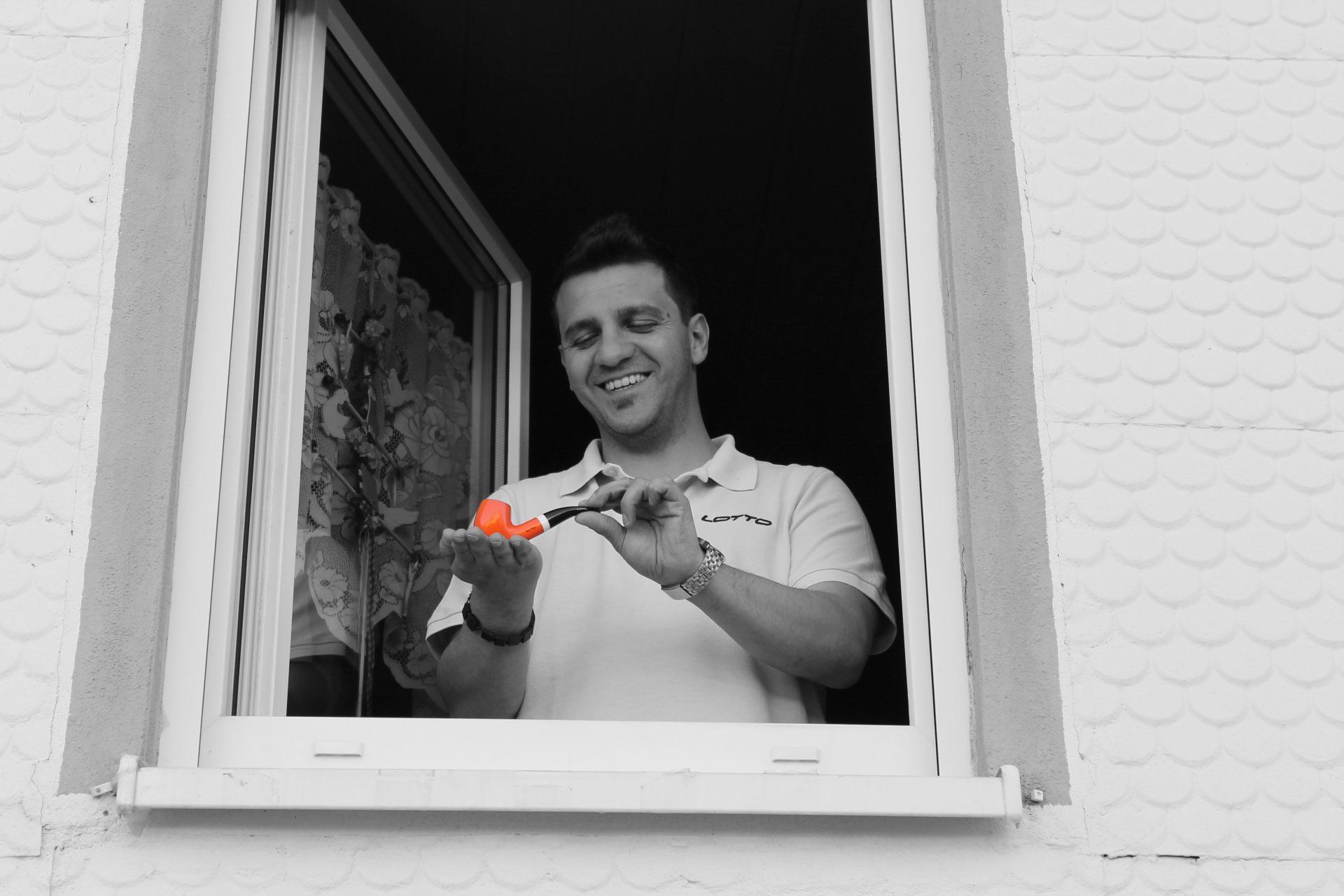 Moderner Mann mit orangener Pfeife