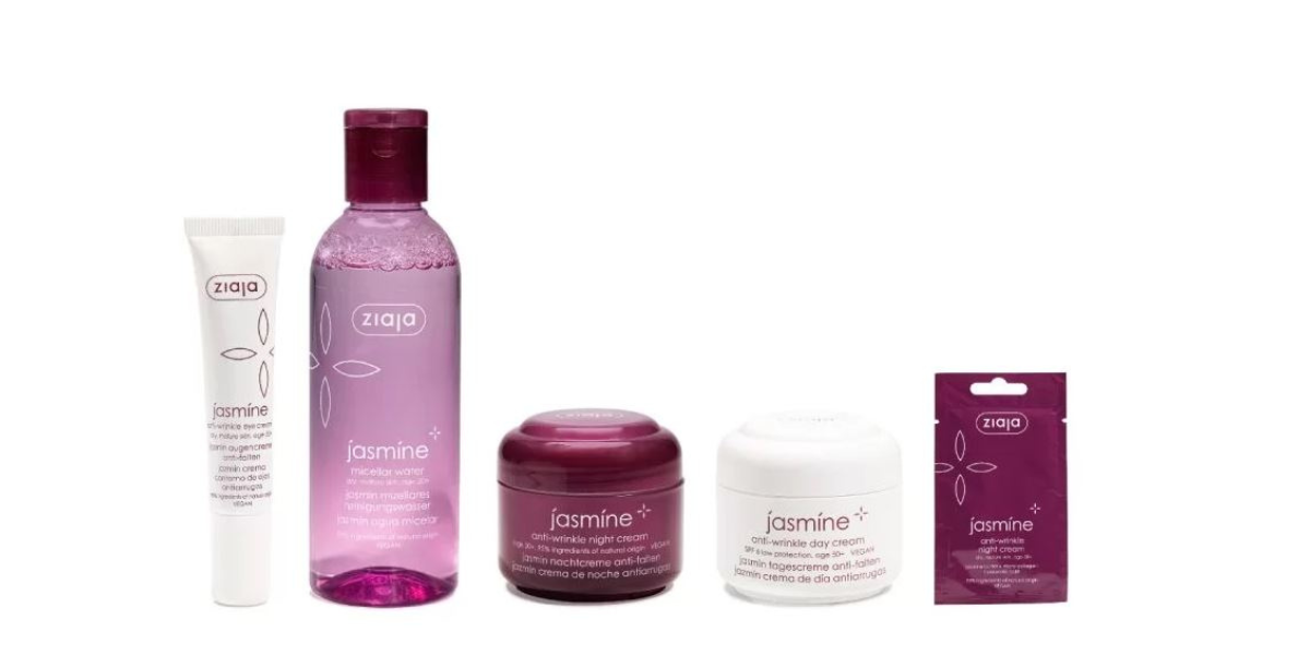 Ziaja Jasmin: Pflege für trockene und reife Haut ab 50 Jahren. Die Produkte enthalten Jasminbutter, der für seine pflegenden und regenerierenden Eigenschaften bekannt ist. Die Formulierung ist angereichert mit Sheabutter und Jojobaöl, die die Haut intensiv mit Feuchtigkeit versorgen und für ein geschmeidiges Hautgefühl sorgen. Die Pflegelinie umfasst verschiedene Produkte wie Gesichtscremen und Mizellenwasser.