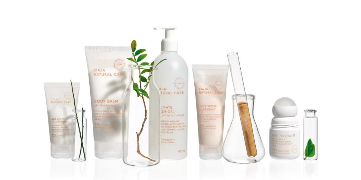 Ziaja Natural Care: Die sanfte Formulierung ist besonders für empfindliche Haut geeignet und versorgt die Haut intensiv mit Feuchtigkeit. Die Pflegelinie umfasst eine Vielzahl von Produkten, wie Gesichtscreme, Körperlotion, Haarmaske und vieles mehr.