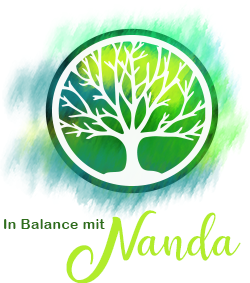 Weisser Baum vor grün gelb blauem Hintergrund  - Logo in Balance mit Nanda