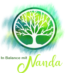 Weisser Baum vor grün gelb blauem Hintergrund - Logo in Balance mit Nanda