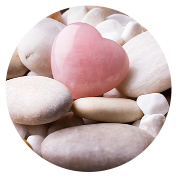 Steinansammlung mit einem rosa Steinherz in der Mitte