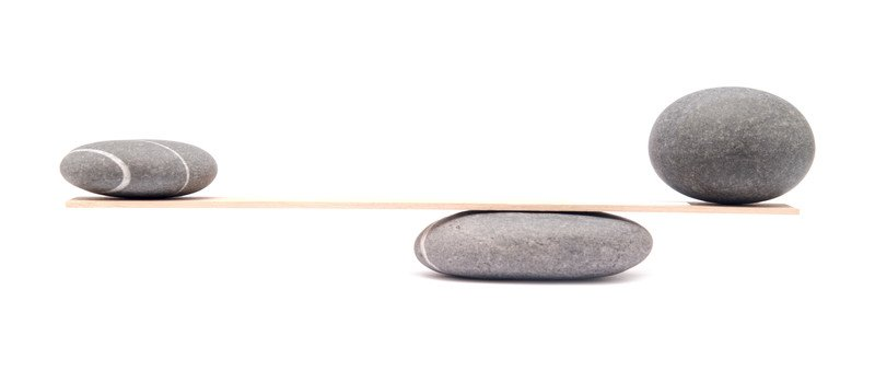 Steinwippe in Balance mit großem Stein als Basis