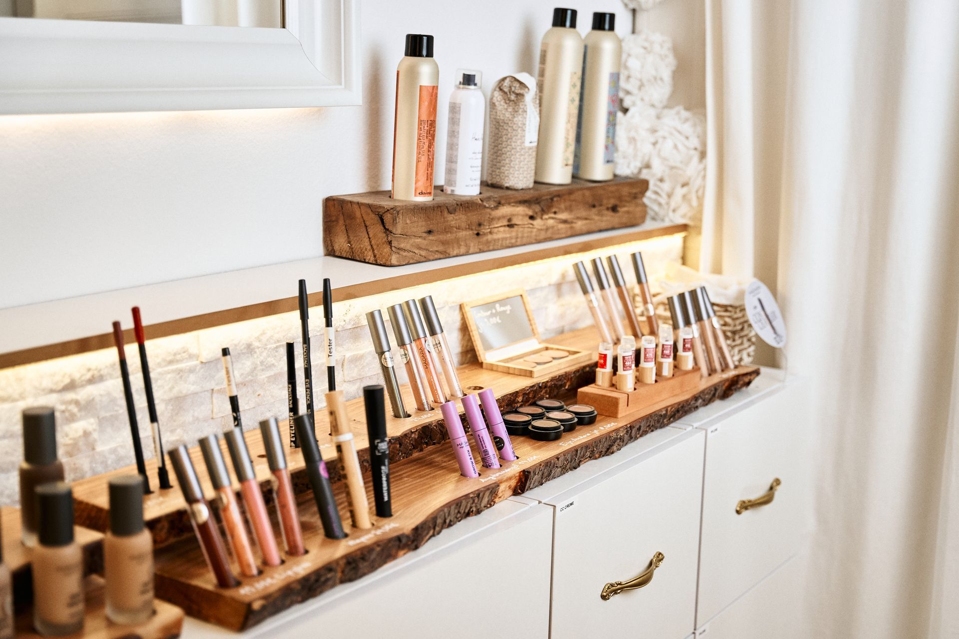 Haut- und Haarpflege Beratung
Kosmetik-Produktberatung
Make-Up-Coaching mit eigenen Produkten
Kosmetik und Pflege für Trans* Personen
Produktnutzung optimieren
Persönliche Hautpflegeberatung
Kosmetikprodukte ausprobieren
Make-Up Produkte zum Kauf
Individuelle Pflege- und Stylingberatung
Persönliche Kosmetikberatung