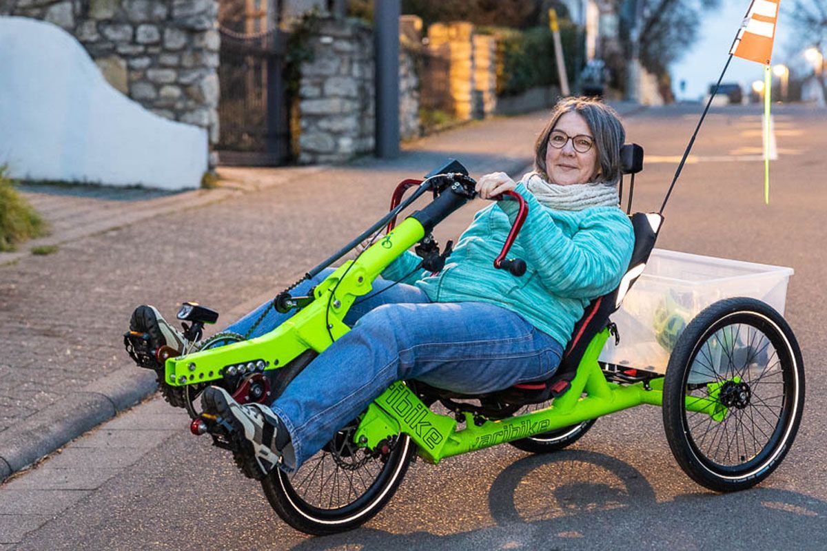 Bei Knochenbruch, Bänderriß das Dreirad für Erwachsene fahren