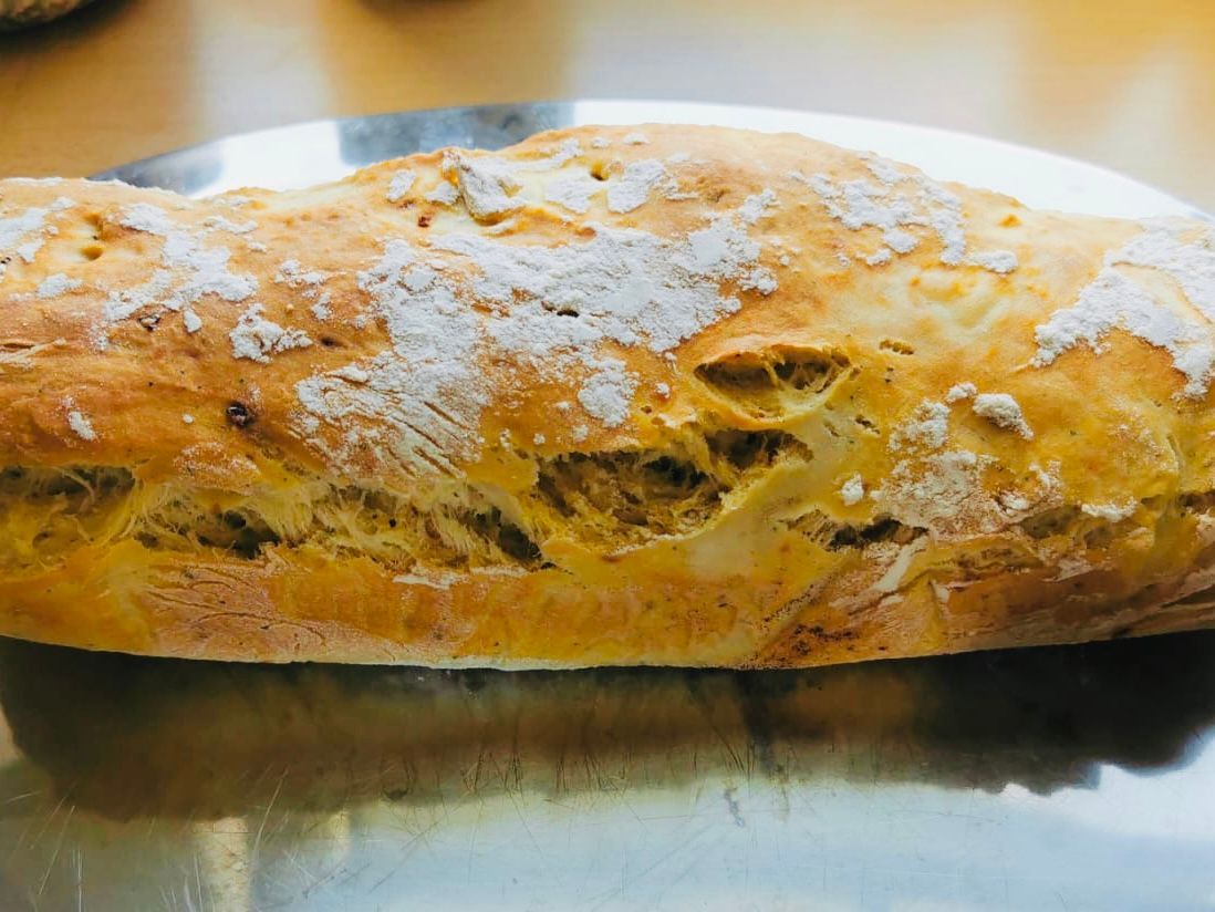 Frisch gebackenes Haferbrot mit Hafermehl als Alternative zum Backen.