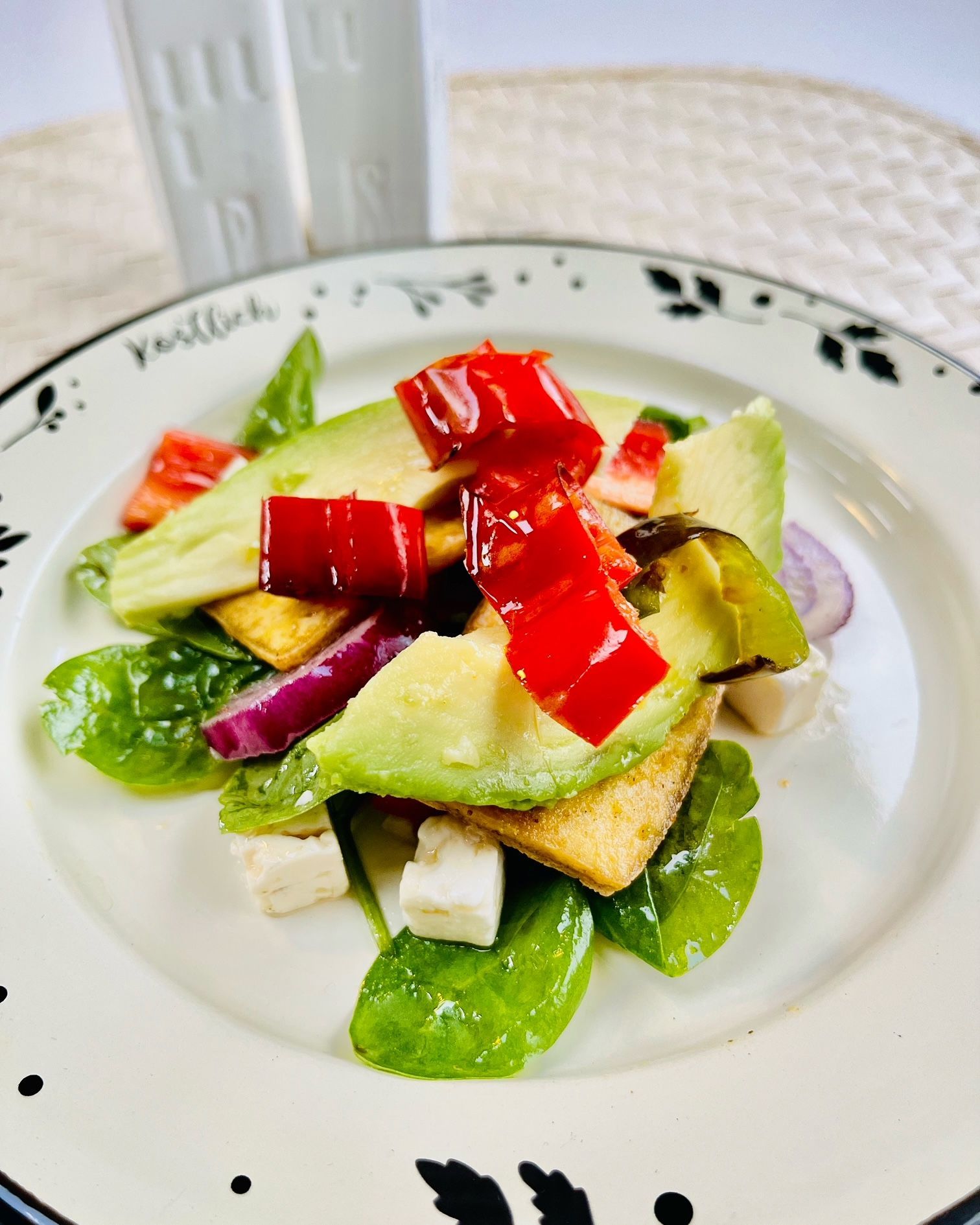 Tofu mit Avocado und Peperoni auf Blattsalat