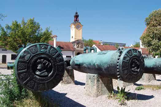Blick auf alte Kanonen und Kirche im Zentrum Ingolstadt