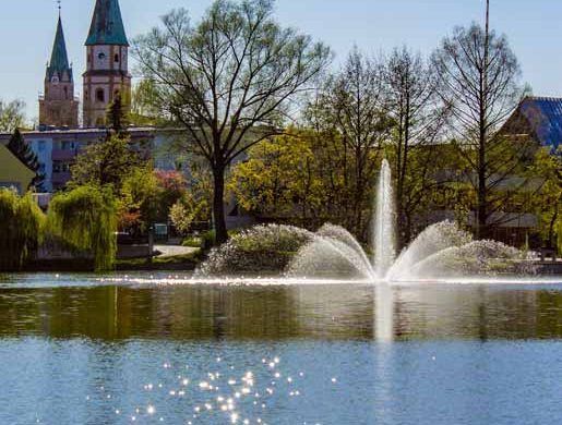 Schloßweiher mit Blick auf die Hofkirche und Münster St. Johannes, in Neumarkt