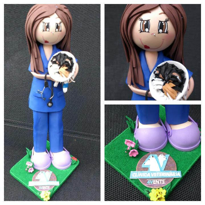 fofucha veterinária, fofucha con crocs lilas,con su uniforme azul de cirugia, fonendoscopio y tijeras. Perrito curado con su vendaje en la paaatita y campana, fofuchas personalizadas, fofucha personalizada, fofucha personalizada de veterinaria