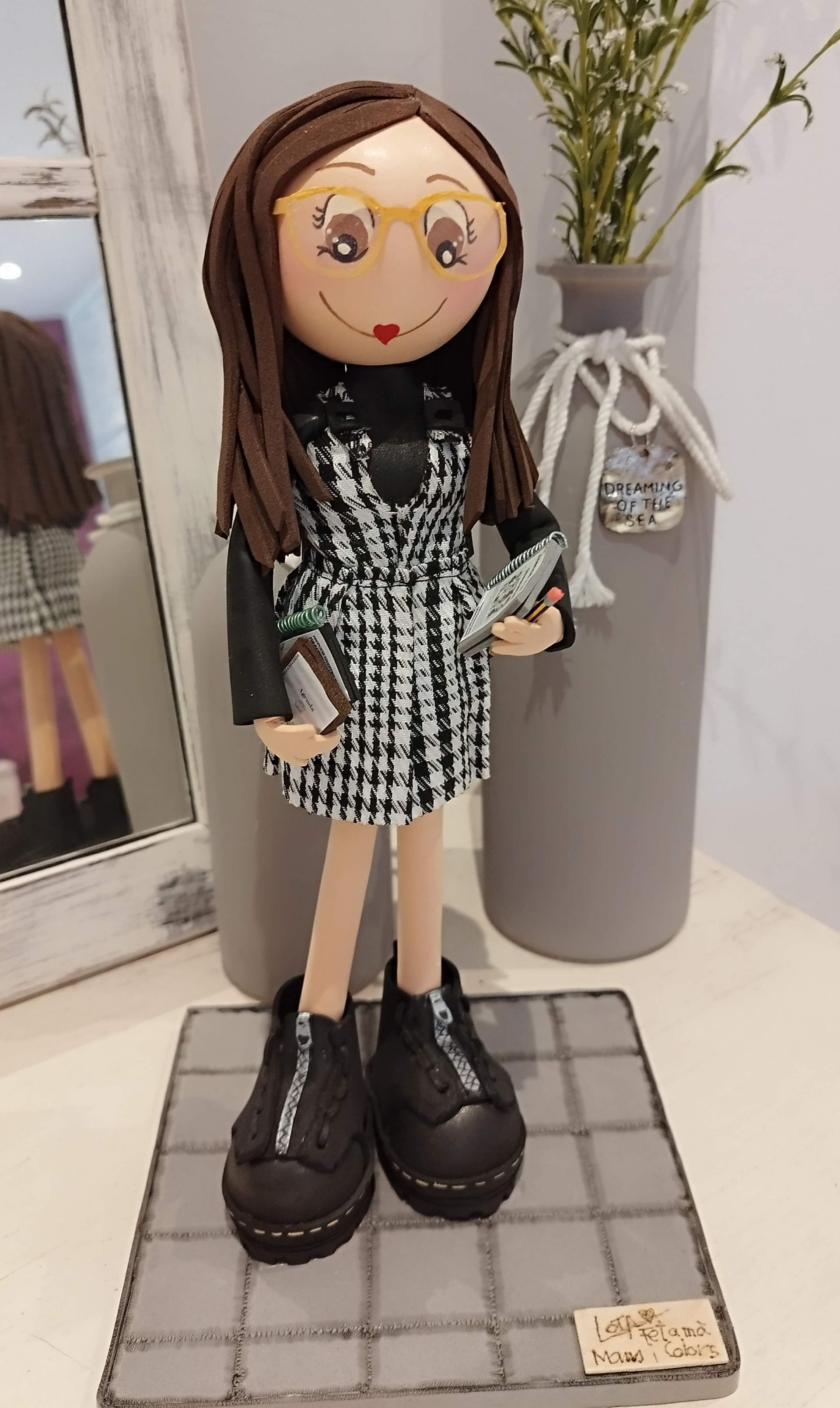 fofucha con vestido de cuadros, fofuchas personalizadas, fofucha personalizada