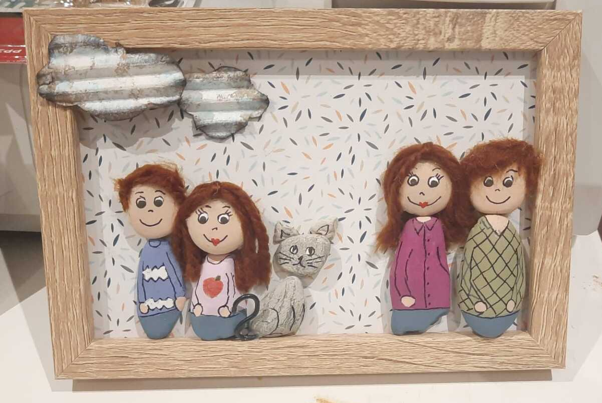 retrato de piedras pintadas, piedras pintadas a mano, mi familia con piedras pintadas, cuadros de piedras pintadas