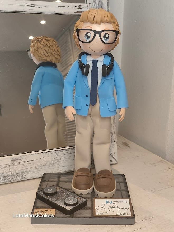 fofuchas personalizadas de comunión, niño con americana azul, pantalón camel, pelo rubio con gafas, auriculares y mesa de Dj.