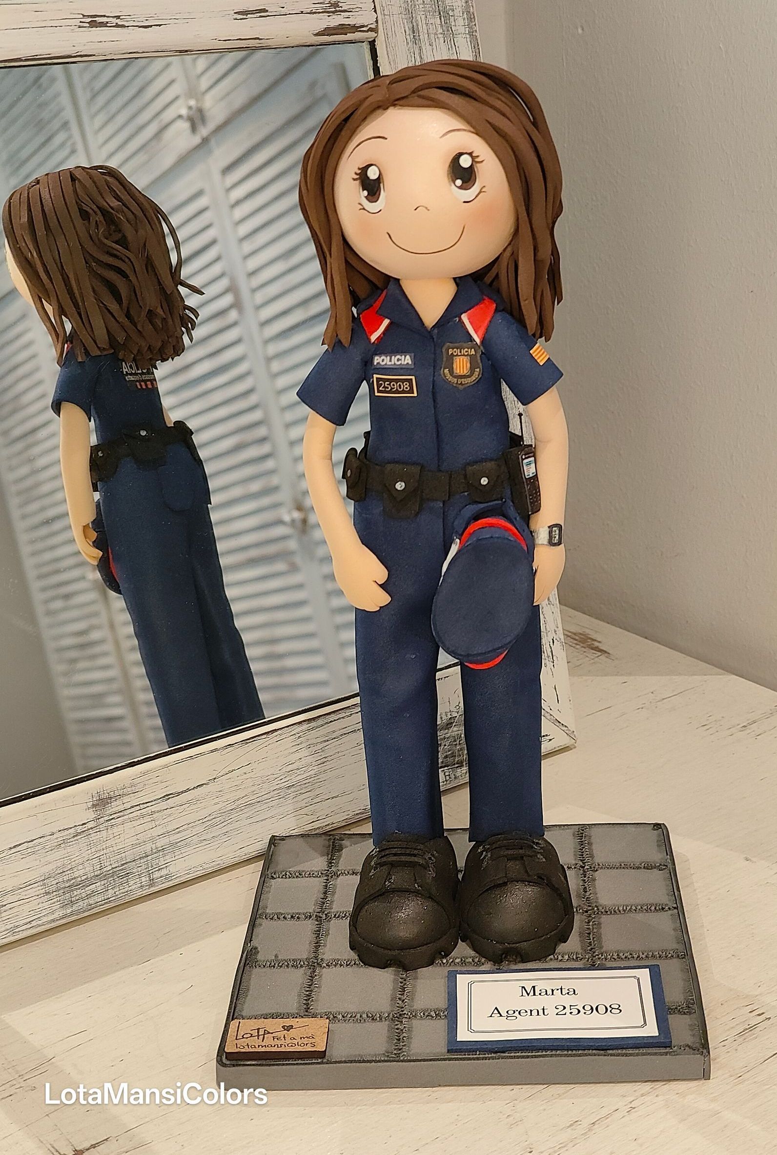 Fofucha personalizada de mujer policía con uniforme azul de los Mossos d'esquadra, con la gorra atada al cinturón, hecha a mano en goma eva.