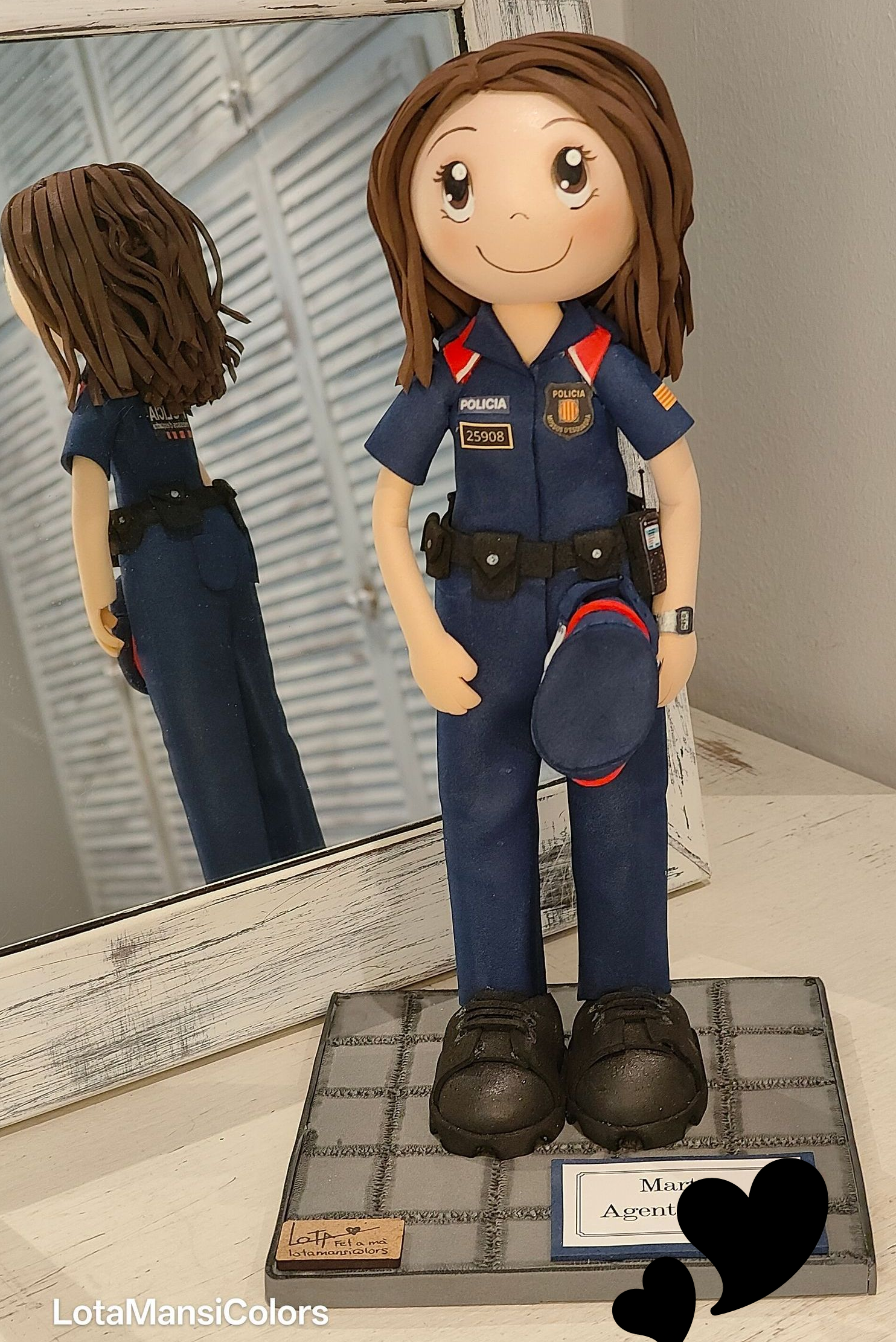 Fofucha personalizada de mujer policía con uniforme azul de los Mossos d'esquadra, con la gorra atada al cinturón, hecha a mano en goma eva. Fofuchas personalizadas