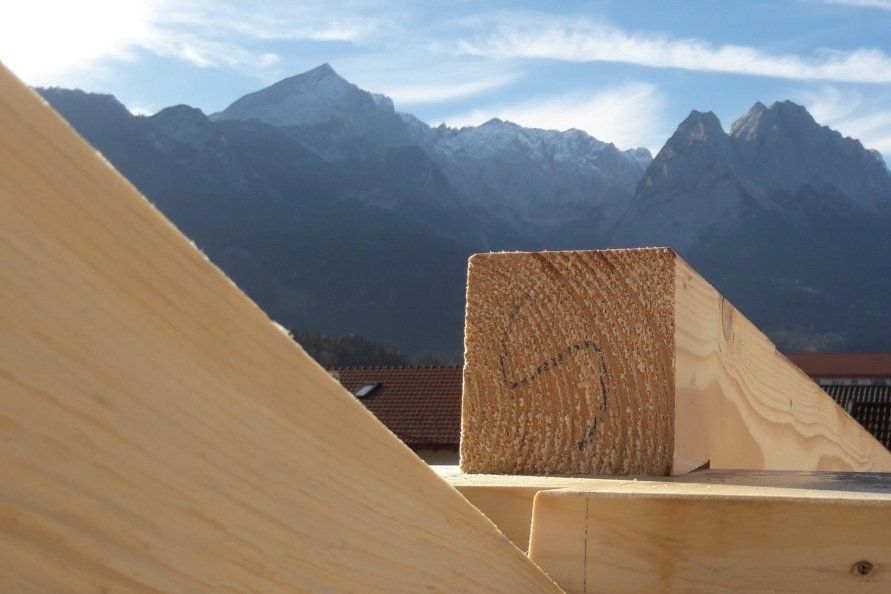 Dachstuhl aus Massivholz mit ökologischer Holzfaserdämmung